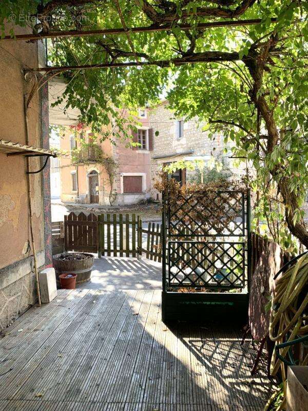 Maison de village 240 m², 6 chambres, avec jardin et local commercial - photo 6