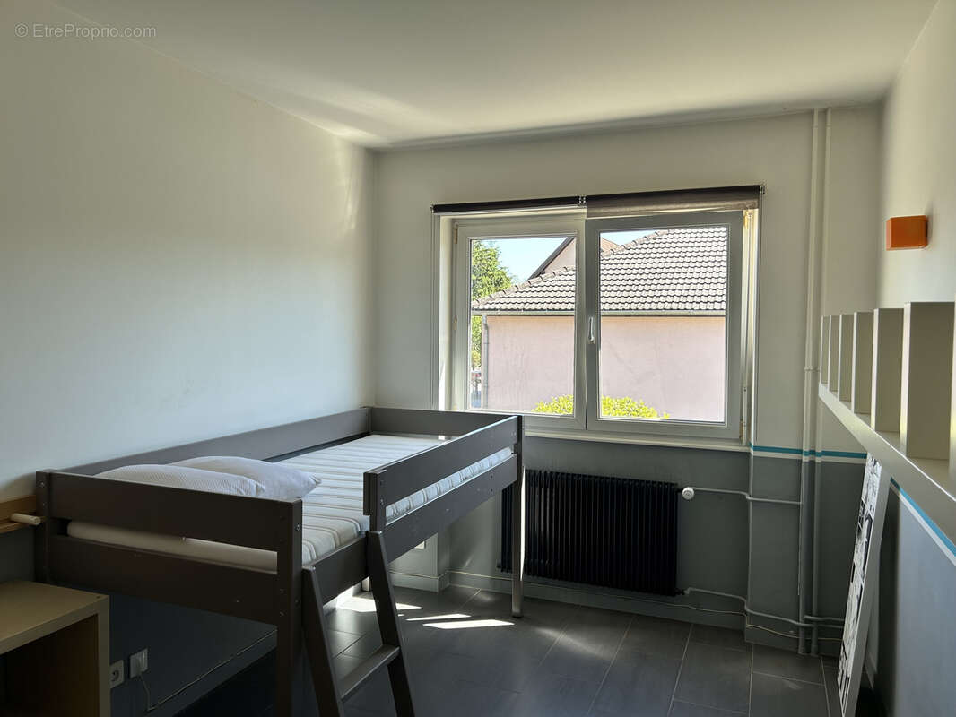 Vaste 4 pièces rénové idéalement situé dans petite résidence au calme - photo 10