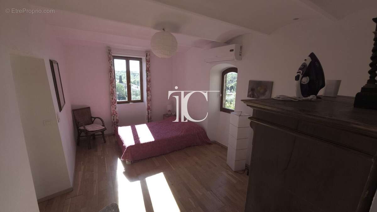 Authenticité, élégance et confort au cur du Sud Ardèche : une maison en pierre rare avec piscine où tout se fait à pied. - photo 12