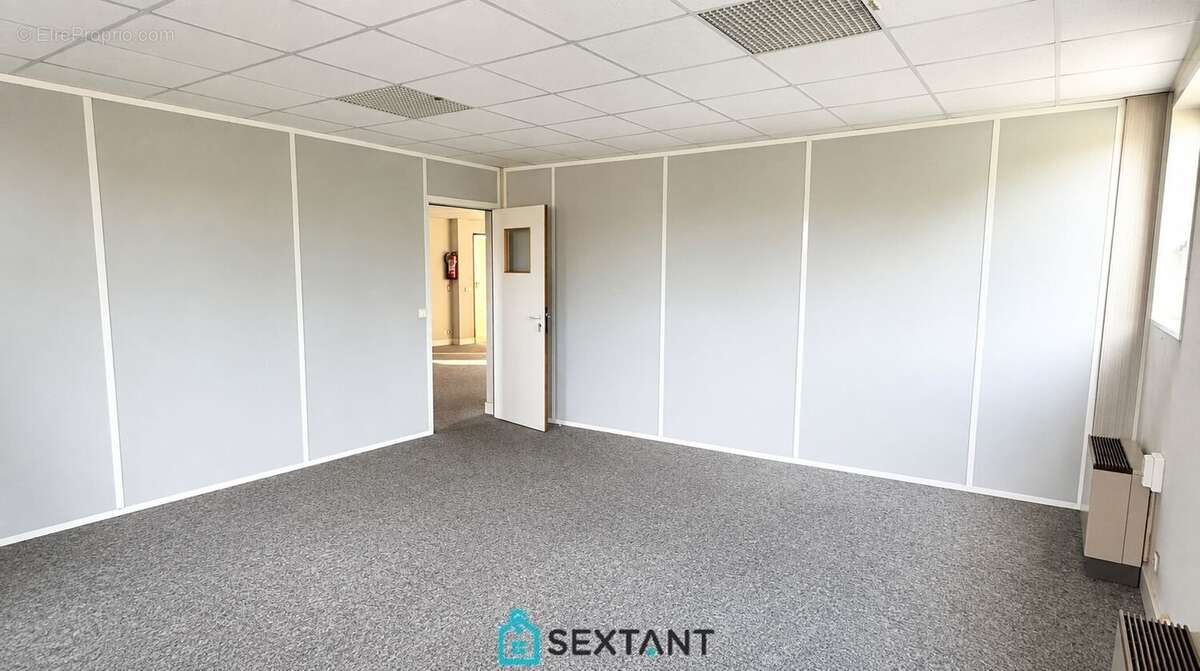 Ensemble immobilier de bureaux - 845 m² avec parkings privatifs à proximité immédiate de l'aéroport. 4.300.000  HT - photo 3