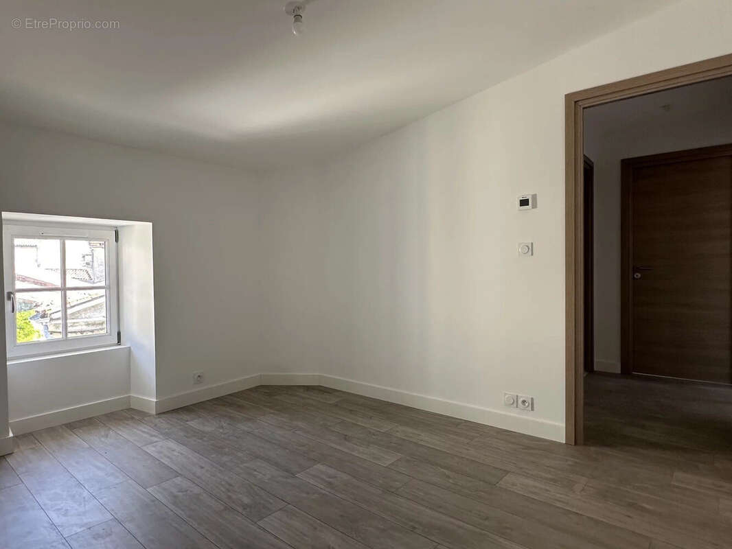 Appartement à SAINT-JEAN-D'ANGELY