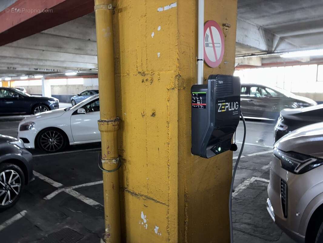 Parking à PARIS-17E
