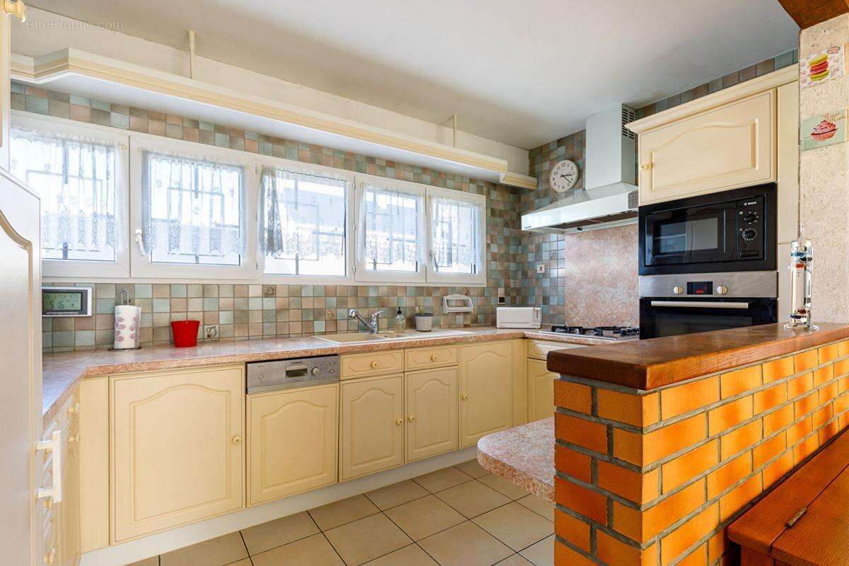 Maison 5 chambres  de 160 m² - CENTRE VILLE - photo 6