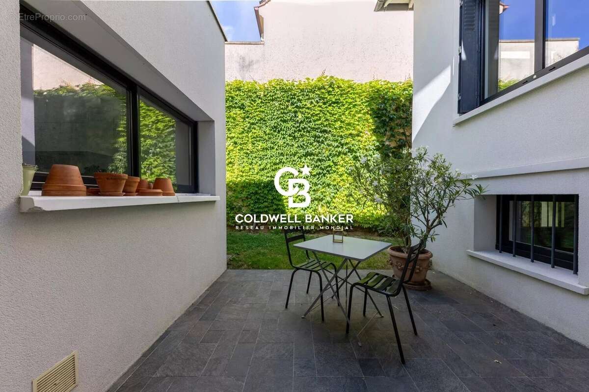 Maison à MARNES-LA-COQUETTE