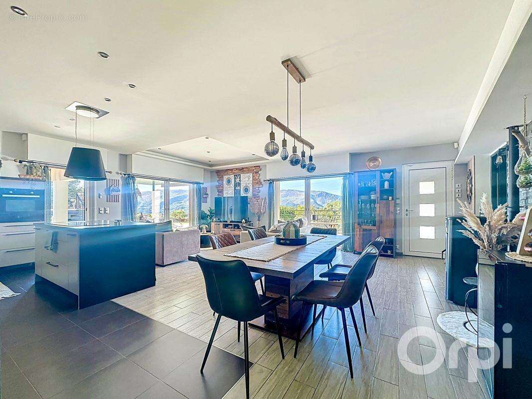 Maison à LA ROQUETTE-SUR-VAR