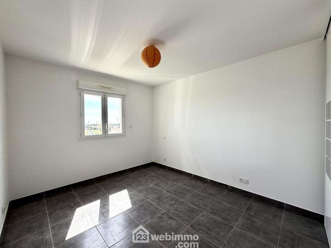 Chambre de 14 m2 climatisée - Appartement à BIGUGLIA