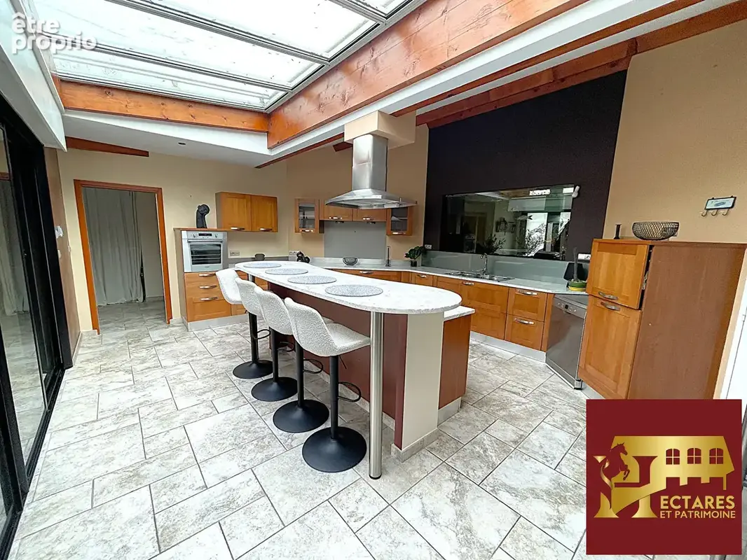 Maison La Chevroliere 8 pièce(s) 326.11 m2 - photo 6