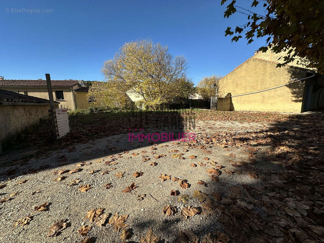 Terrain à MALEMORT-DU-COMTAT