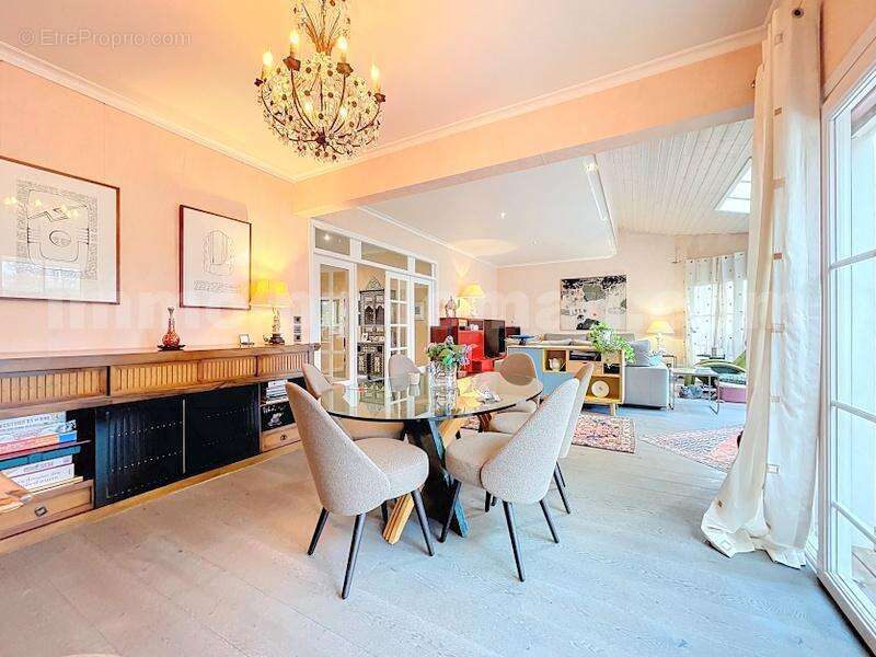 Maison_Ambilly_secteur_calme_7_pièces_rare_Atypique_Récente_frontière_Suisse_Genève_Tram_ceva_bus_SUPERBE_BEAUX_VOLUMES_FRONTALIERS_salon_séjour_cuisine_séparée_entrée_espace - Maison à AMBILLY