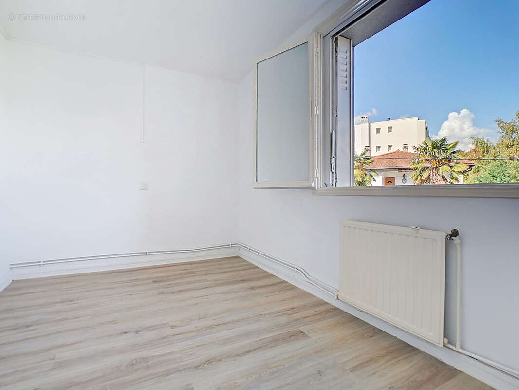 Appartement à SAINT-MARTIN-D'HERES