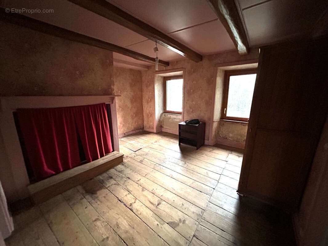 Maison à LA ROCHE-CANILLAC