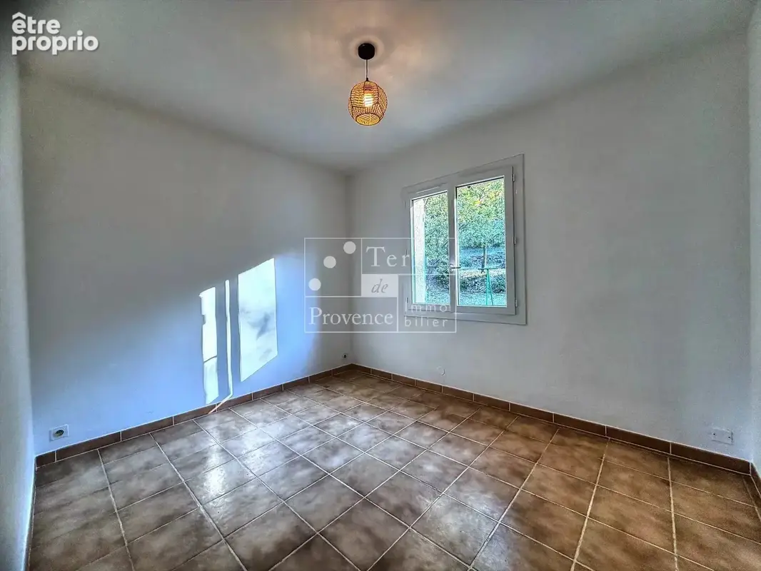 LORGUES – Maison de maçon sur 7500 m² de terrain avec grande piscine - photo 9