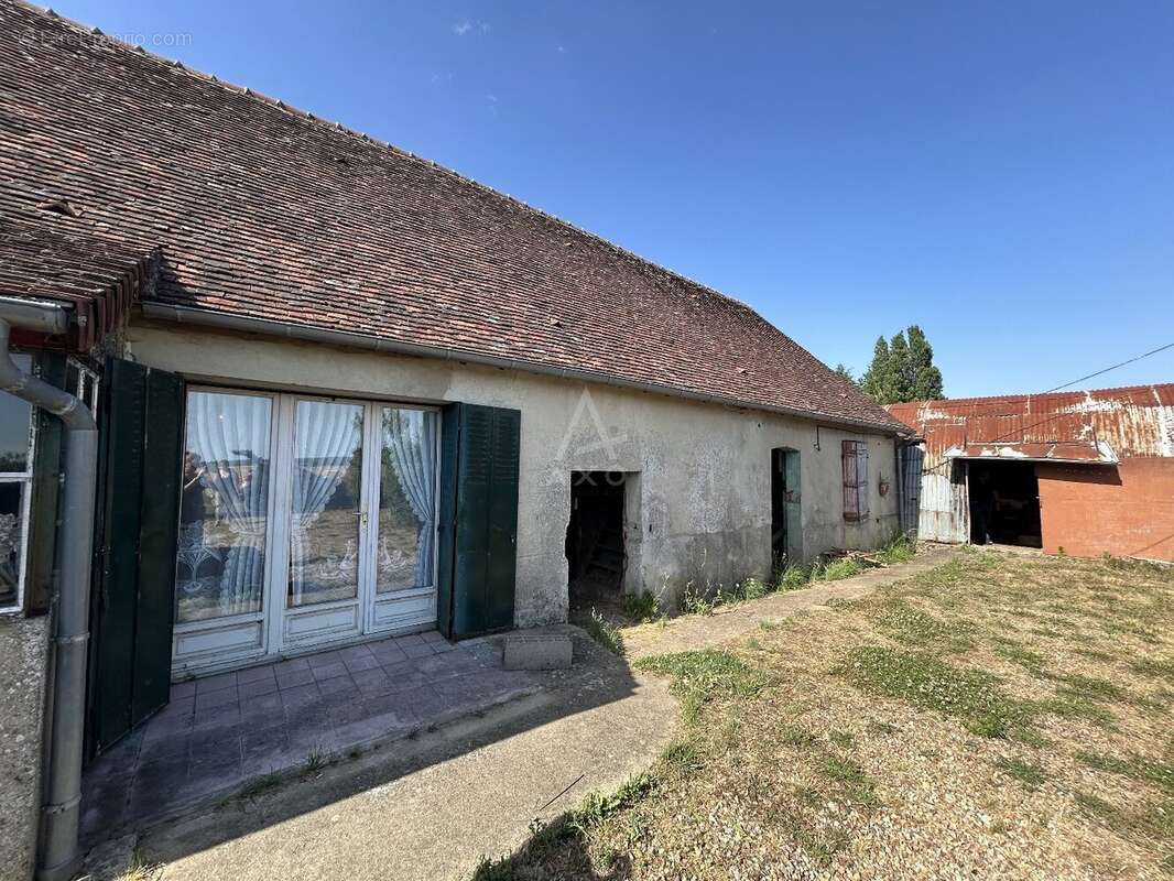 Longère en pierre à rénover  Fort potentiel à la campagne avec dépendances et terrain arboré - photo 2