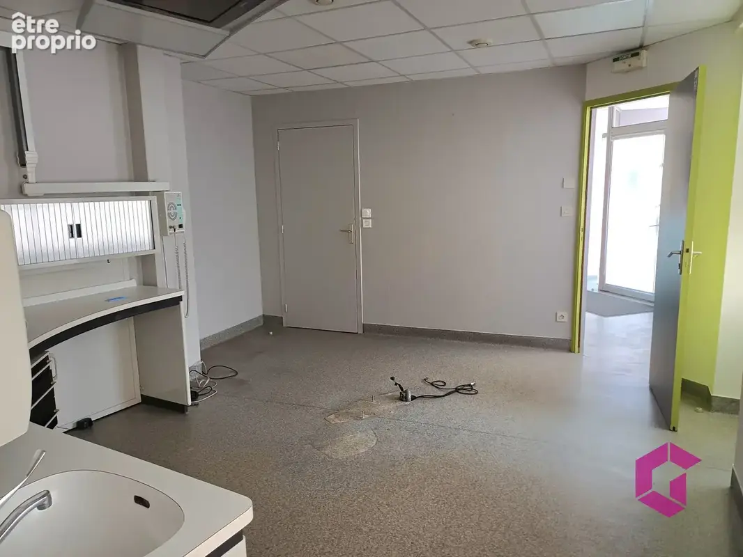 Local commercial en plein centre de Tence - photo 3
