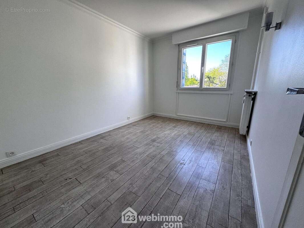 Voici la seconde chambre, parfaite pour un espace nuit ou un bureau.