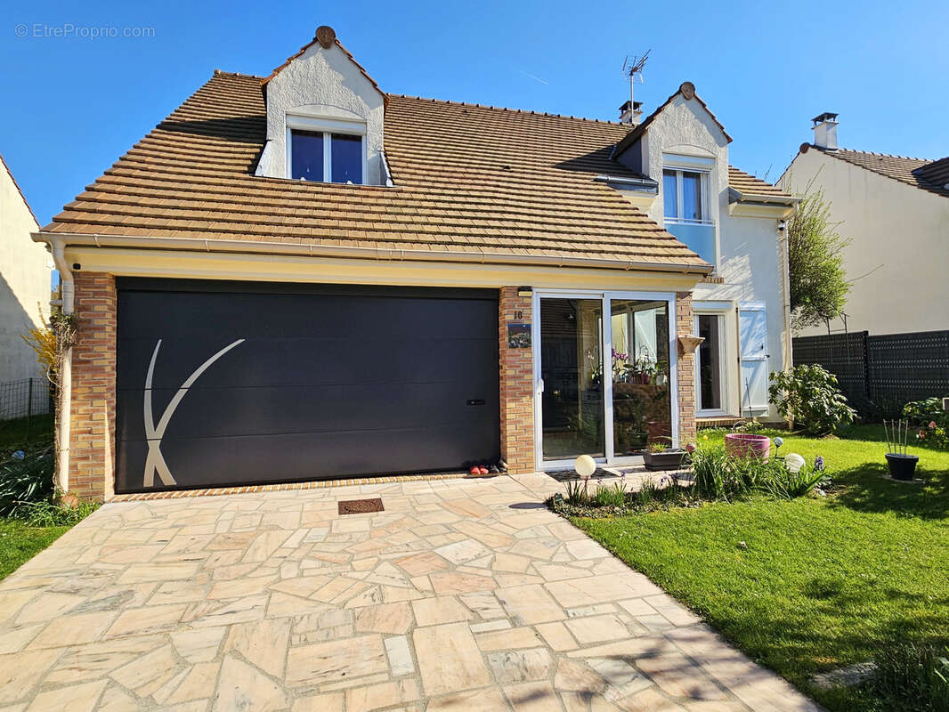 Maison à MANDRES-LES-ROSES