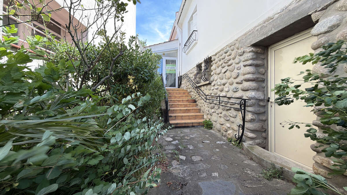 Propriété traditionnelle de 148 m2 sur parcelle arborée de 780 m2 avec dépendances - photo 15