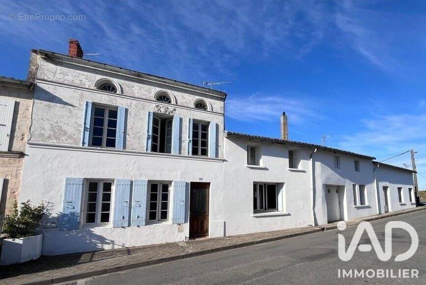 Photo 1 - Maison à CORME-ROYAL