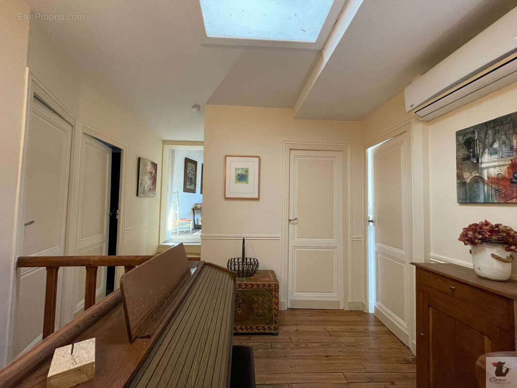 VIAGER / Maison de 190 m2 RESTAUREE  en plein coeur de BERGERAC, place parking privée - photo 9