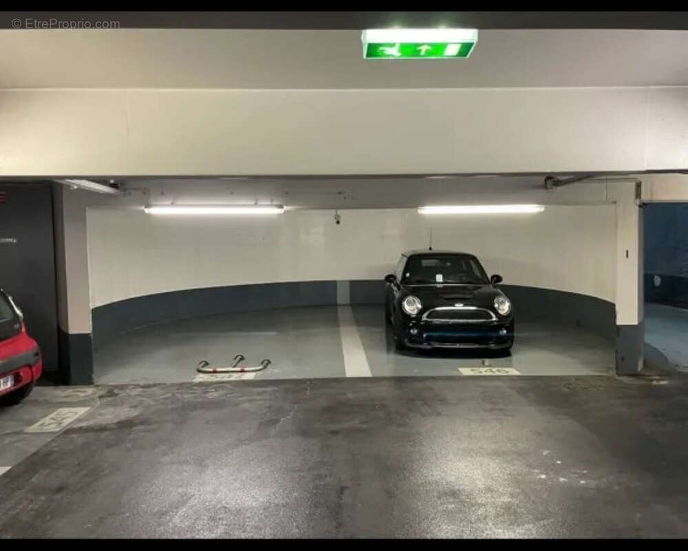Parking à PARIS-1E