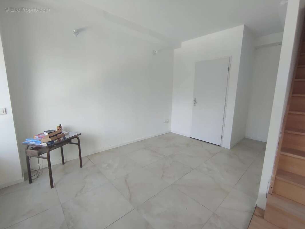 Grand duplex rénové avec cour et parking - photo 8