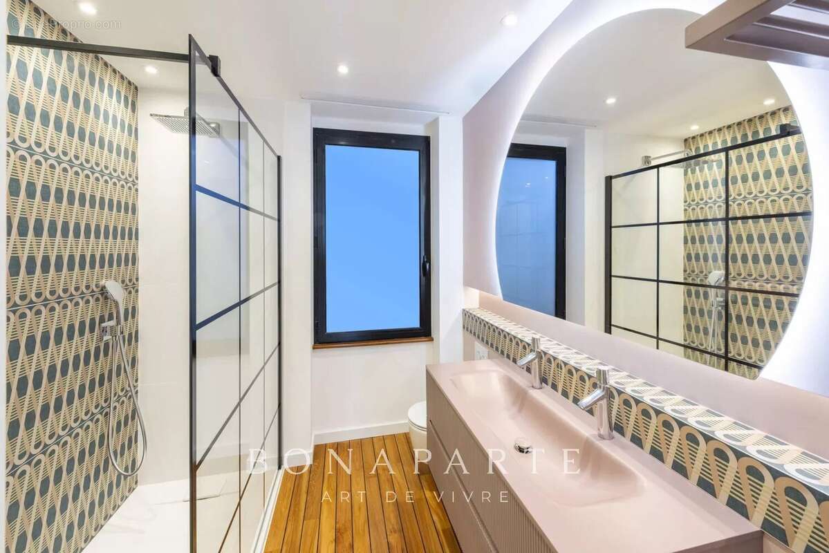 Magnifique cachet pour cet appartement T3 de 107m² situé en plein centre-ville à moins de 50m de la mer - photo 11