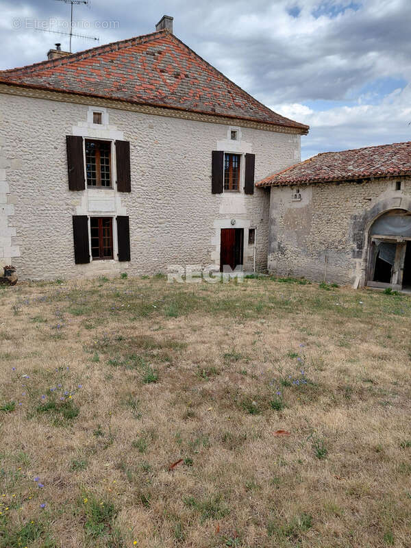 Très belle fermette, comprenant belle maison en pierres de 240 m2 habitables, grange, garages, hangar, étable, - photo 3