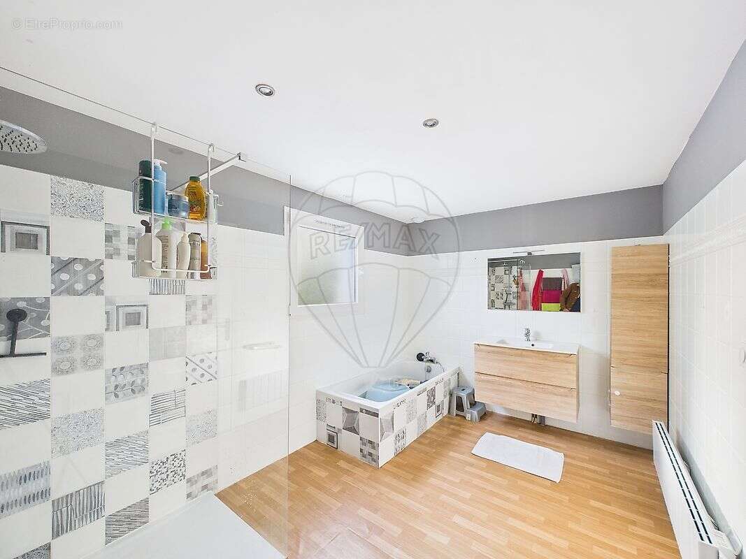 Maison à CHAILLEVETTE