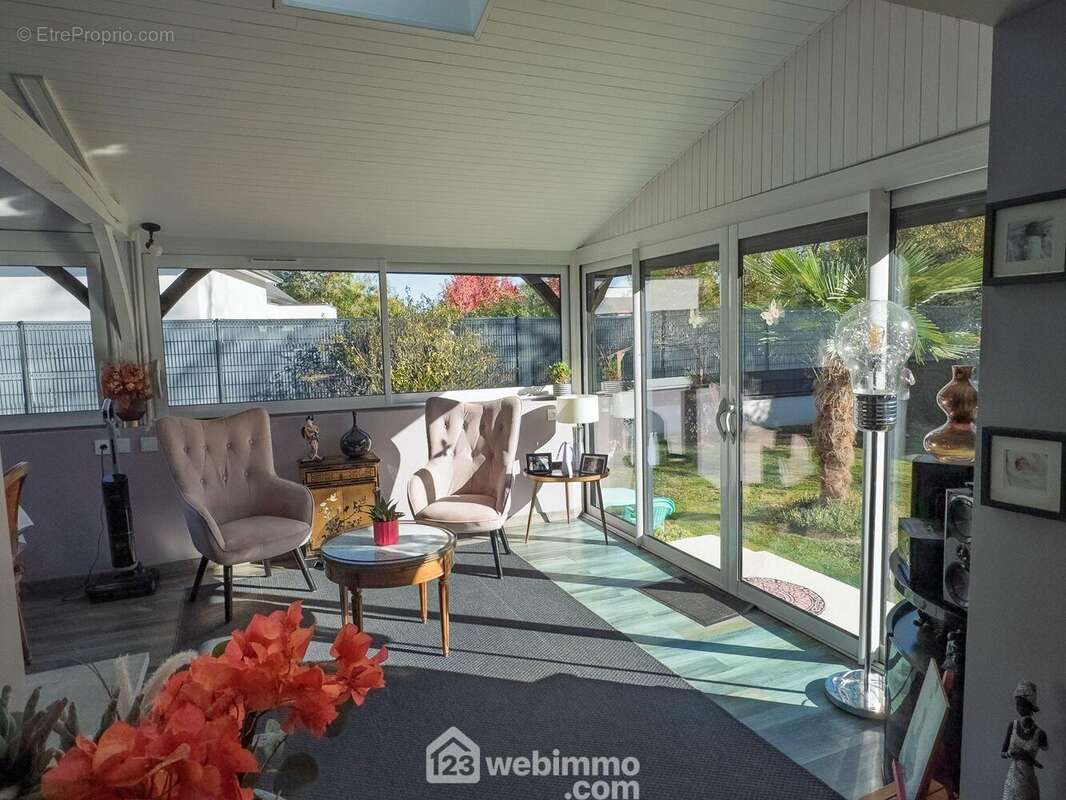 ...la véranda de 24m² - Maison à JUIGNE-SUR-LOIRE