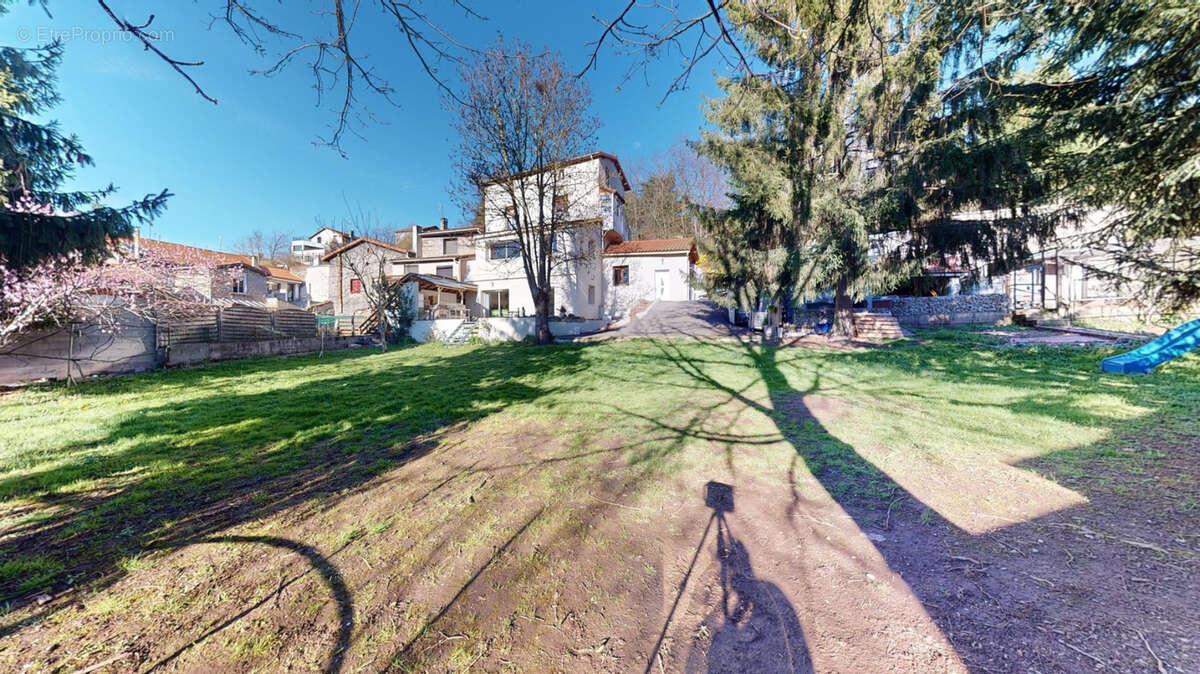 Maison à LE CHAMBON-FEUGEROLLES