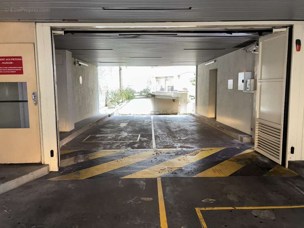 Parking à PARIS-16E