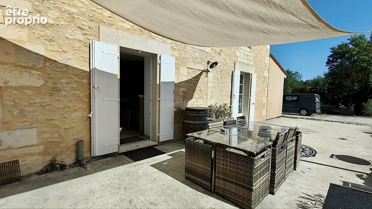 Blaye centre à pied   Maison en pierre   Jardin 1 212 m2 sans vis-à-vis   DPE C - photo 4