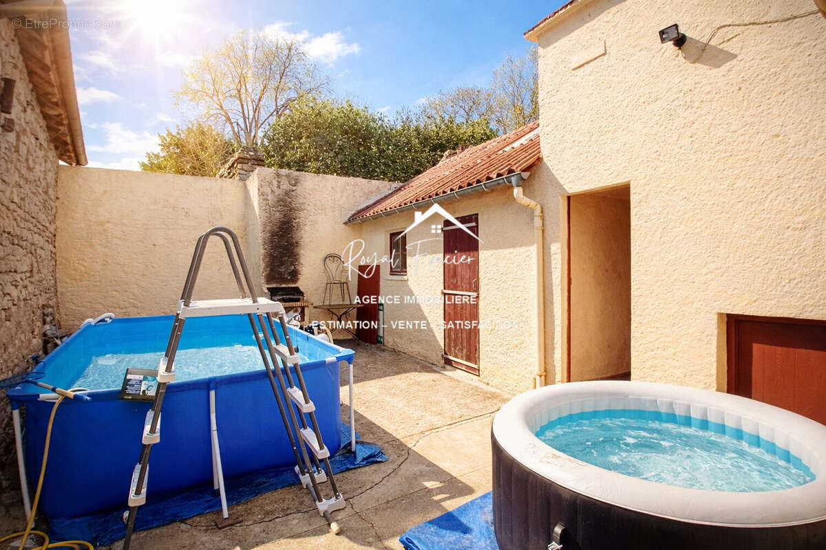 Cour avec dépendances MAISON 1 - Maison à YZEURES-SUR-CREUSE