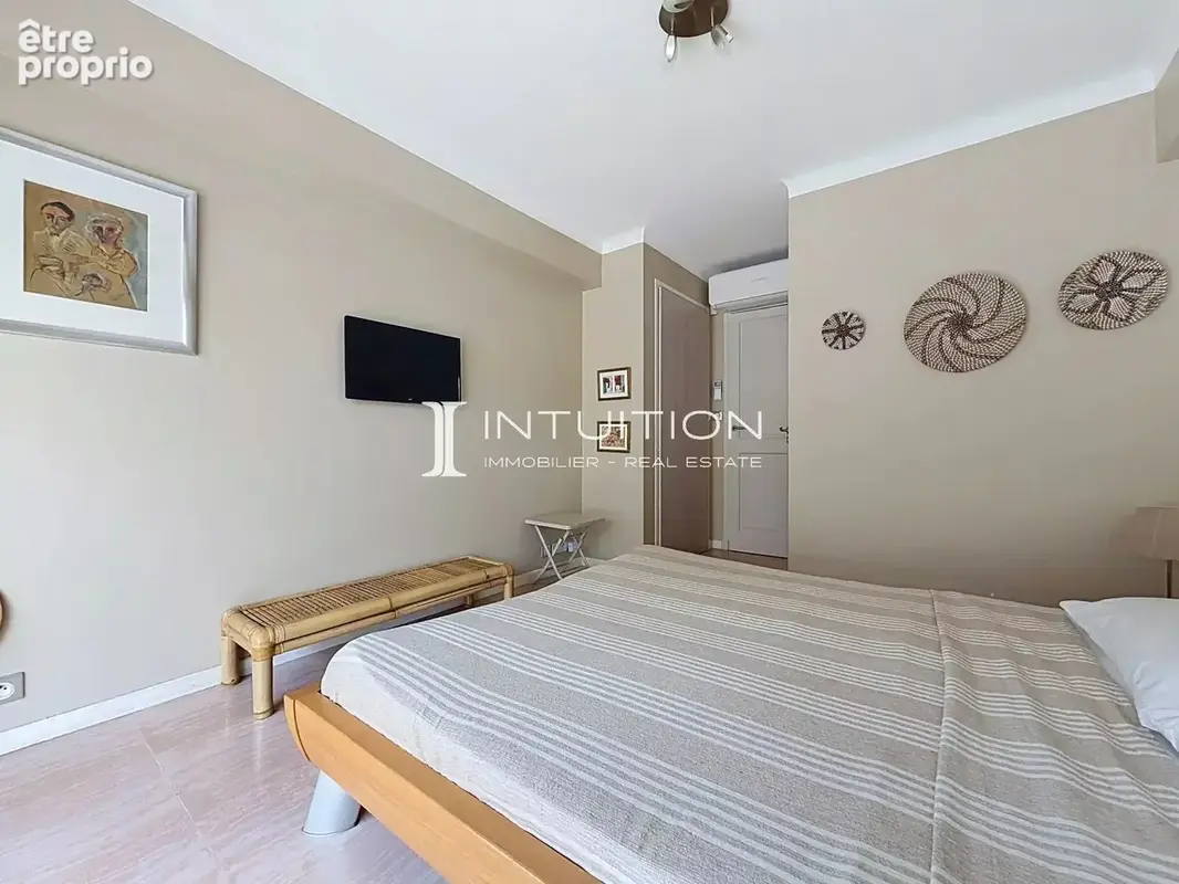 Cannes - Croisette : Appartement d’angle 3 pièces de 100 m², étage élevé, vaste terrasse - photo 16