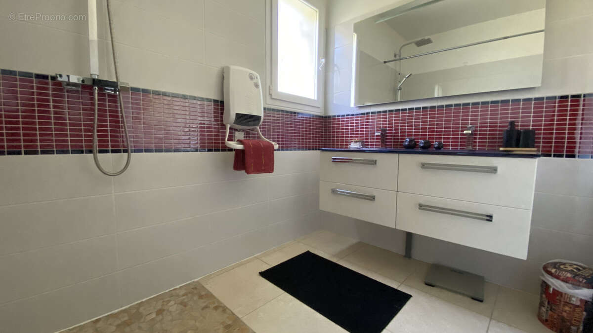 A vendre   Villa T6 de 151 m2 avec piscine et garage   Moux - photo 12