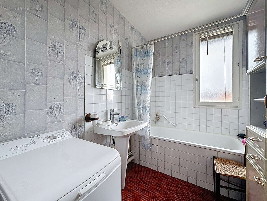 Appartement à LA TOUR-DE-SALVAGNY