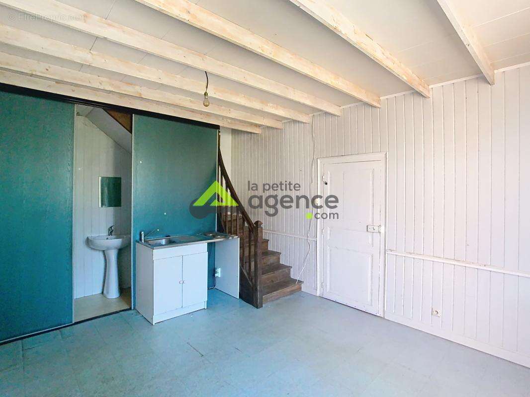 Maison à SAINT-MEDARD-LA-ROCHETTE