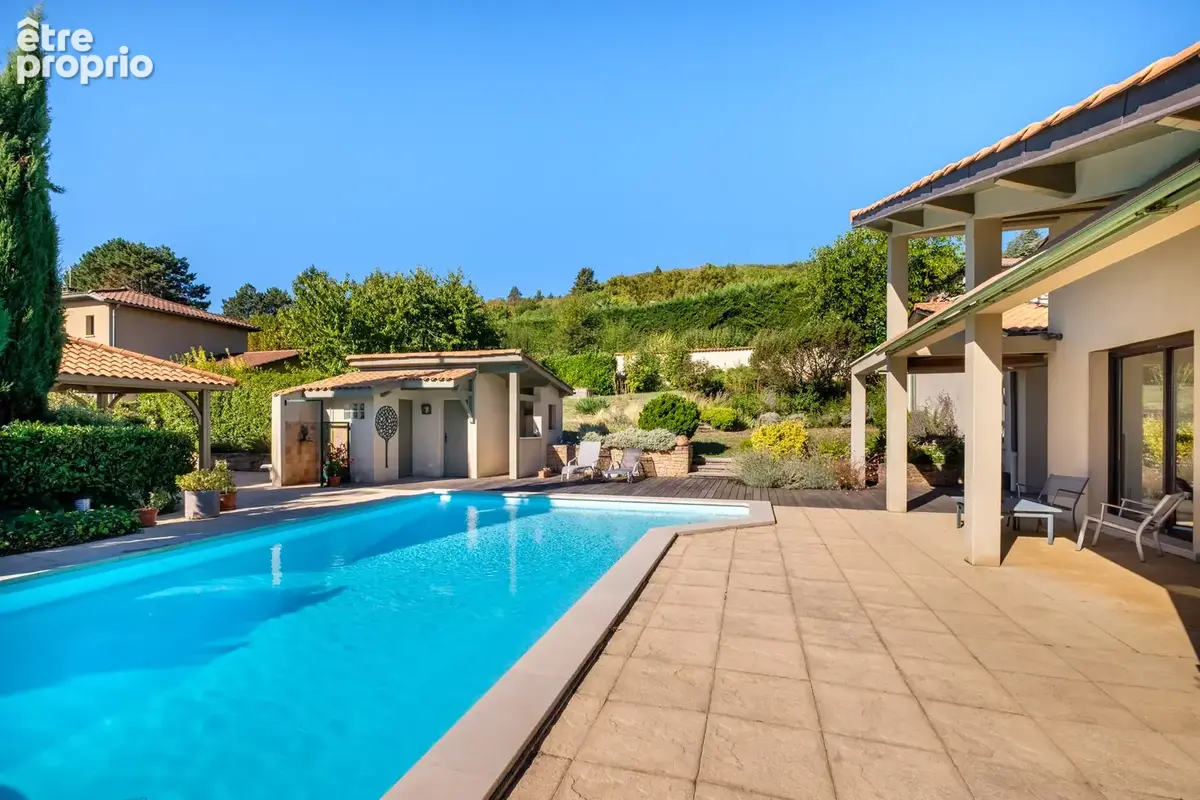 Haut de collonges - maison d architecte de 218m2 sur parc paysager de 2 620m2 avec piscine - photo 3