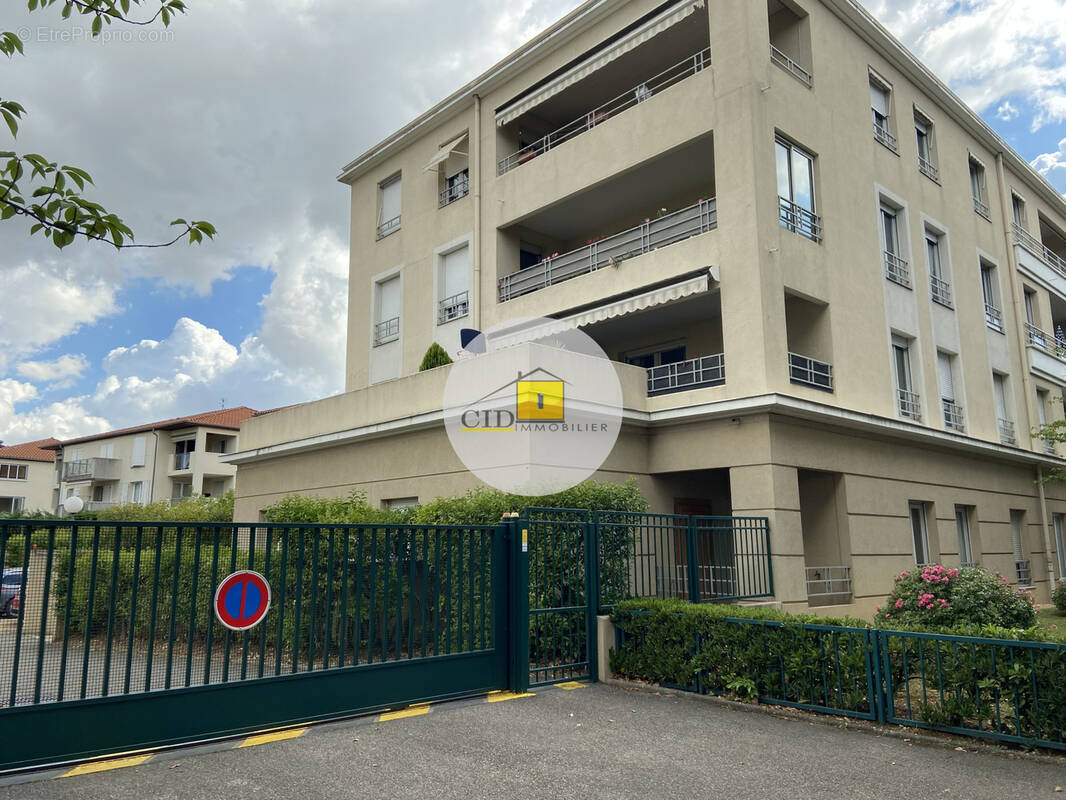 Parking à SAINT-PRIEST
