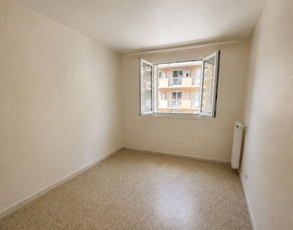 4 pièces, 2/3 chambres de 67,10m2 traversant avec double balcon, fort potentiel ! - photo 4
