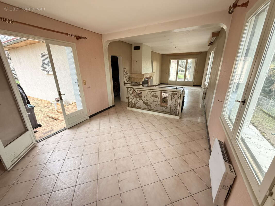 Maison à CREUZIER-LE-VIEUX