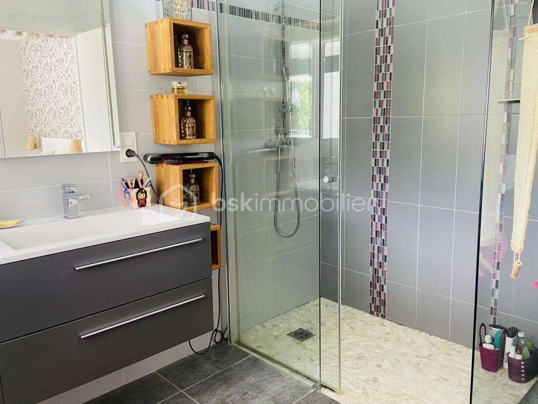 Élégante propriété avec vue sur la Rhune, piscine et vaste terrain de 2 978 m² - photo 7
