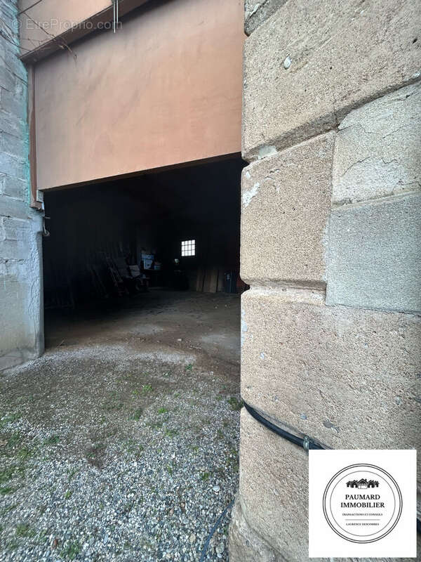 très grand garage  - Maison à GRANGES-LES-BEAUMONT