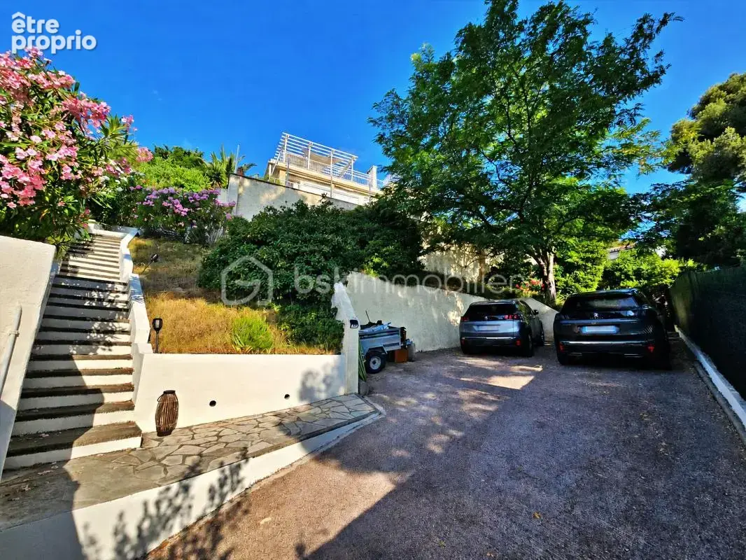 À 2 minutes à pied du port – Vue mer – Propriété de caractère 186 m² – 3 logements – Piscine - photo 19