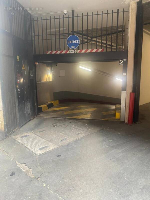 Photo 1 - Parking à PARIS-11E