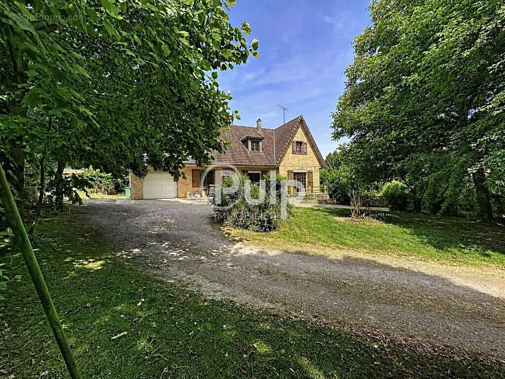 Grande maison familiale de 160 m² avec 6 chambres, terrain de 2 600 m² et sous-sol complet - photo 3