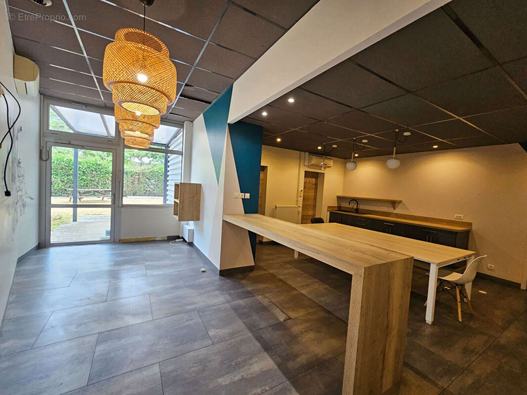 A VENDRE - LABORATOIRE - Montaigu Vendee - 1 200 m2 - photo 4