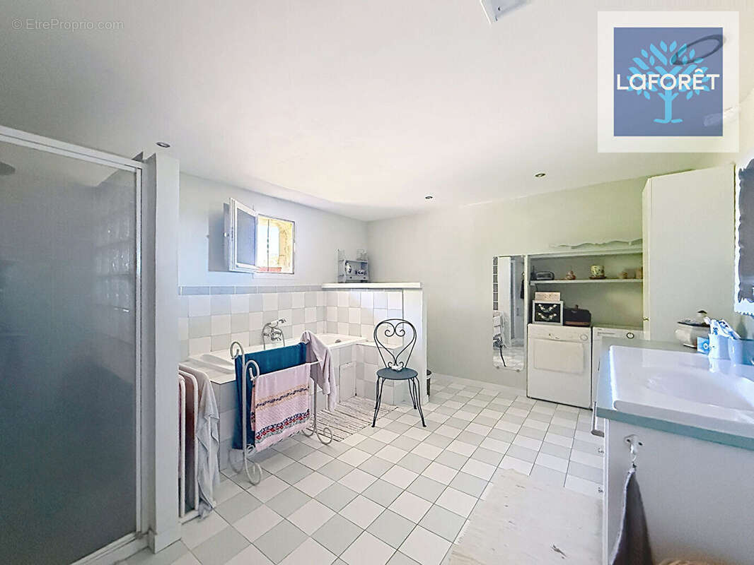 Authentique longère familiale avec vaste terrain arboré de plus de 7 000 m² - photo 6