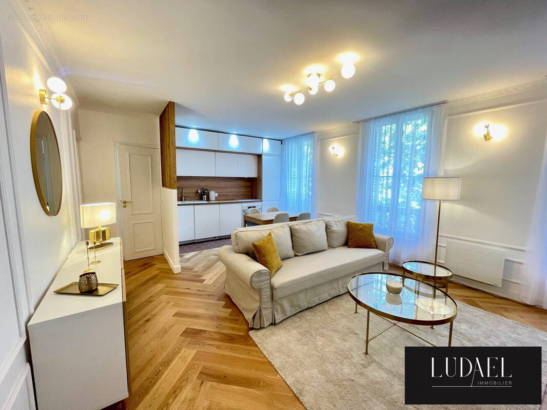 séjour avec cuisine ouverte - Appartement à PARIS-17E