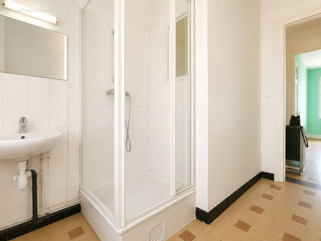 Lyon 9   Valmy   T2 de 45 m2 traversant    Fort potentiel - photo 8